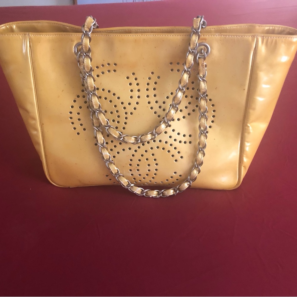 Chanel perforated tote - Picture 2 of 8